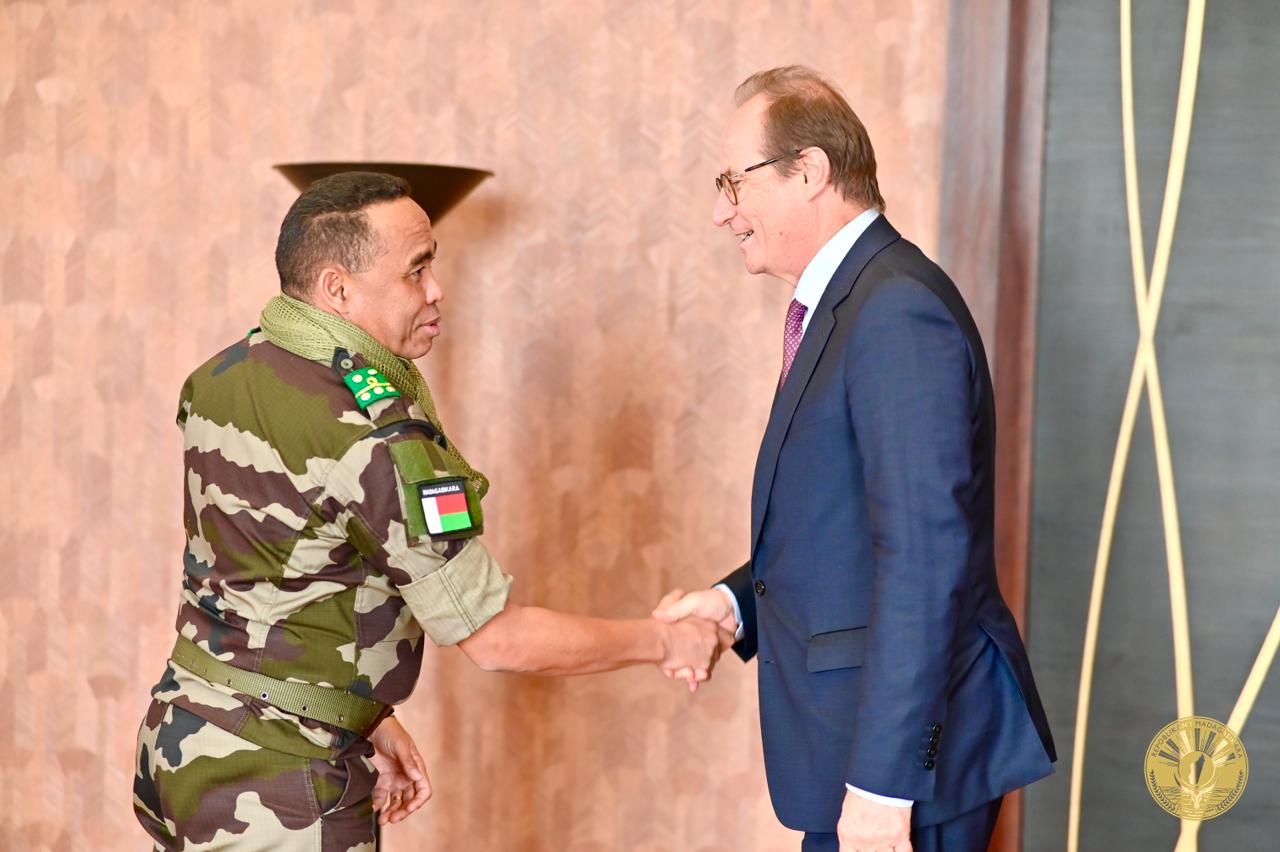 𝐀𝐧𝐚𝐥𝐲𝐬𝐞 𝐝’𝐢𝐦𝐚𝐠𝐞 : 𝐝𝐢𝐩𝐥𝐨𝐦𝐚𝐭𝐢𝐞, 𝐠𝐞𝐬𝐭𝐞𝐬 𝐞𝐭 𝐬𝐲𝐦𝐛𝐨𝐥𝐞𝐬