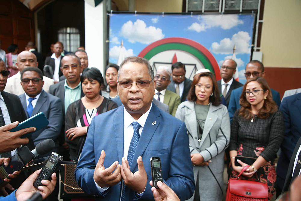 Pauvreté, Chercheur en économie et fin des programmes avec bailleurs en 2027