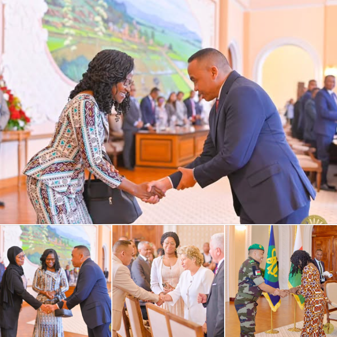 Le Président Michaël Randrianirina effectuant un geste protocolaire respectueux lors d’une rencontre officielle à Madagascar